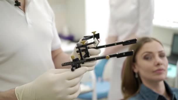 Pasien wanita di dokter gigi — Stok Video