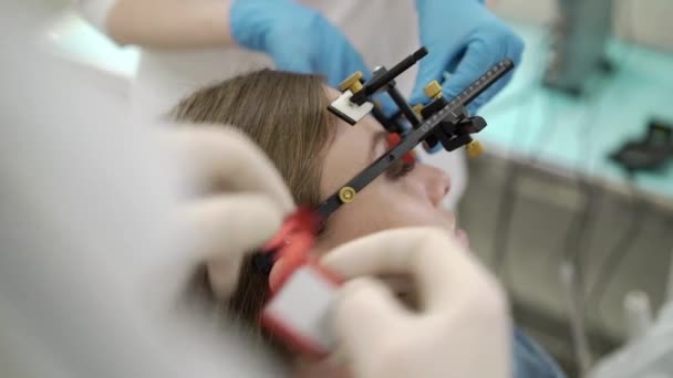 Potilas nainen hammaslääkäri — kuvapankkivideo