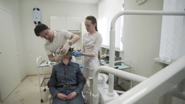 Mulher doente no dentista — Vídeo de Stock