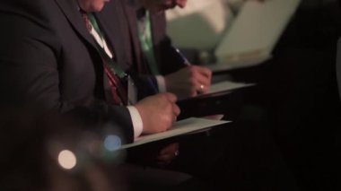 İşadamı kişi konferans notları yazmak