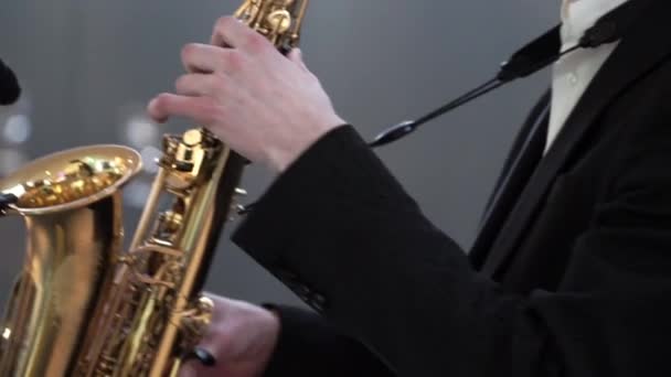 Homem a tocar saxofone — Vídeo de Stock
