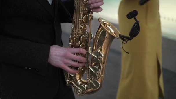 Hombre tocando el saxofón — Vídeo de stock