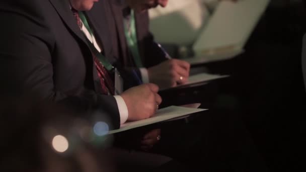 Businessman people write notes at conference — Stock Video