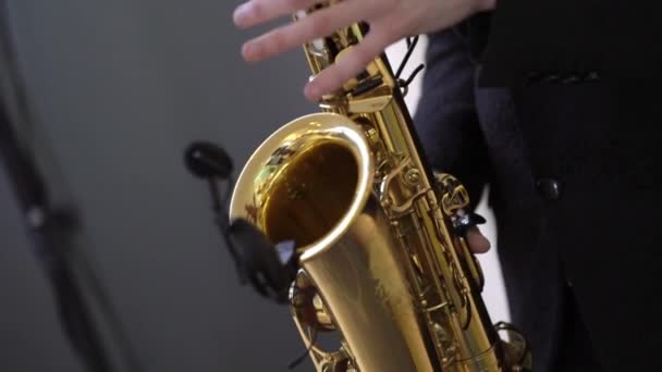 Hombre tocando el saxofón — Vídeo de stock