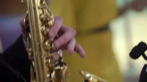 Mann spielt Saxofon — Stockvideo