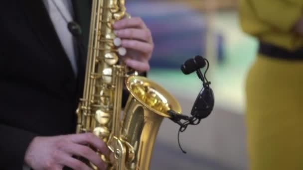 Man playing saxophone — Stock Video