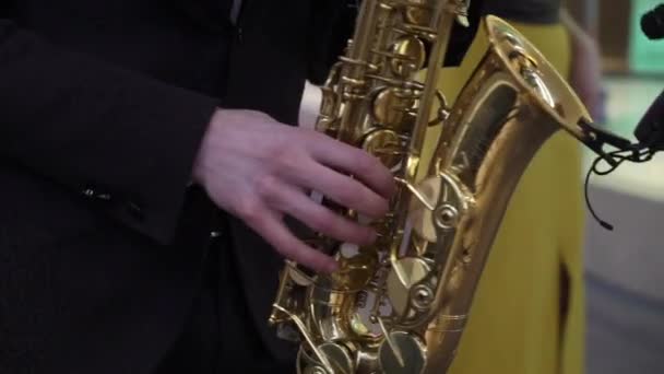 Hombre tocando el saxofón — Vídeo de stock
