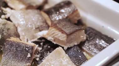 Kadın balıkla alır