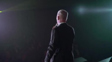 Adam sahne bahsetmişken