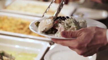 Bir kişi alır gıda büfedeki