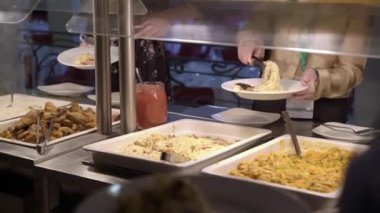 Bir kişi alır gıda büfedeki