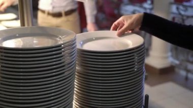 Kadın plaka büfedeki alır.