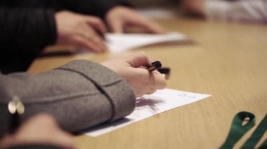 Kadın Konferansı'nda notlar yazıyor