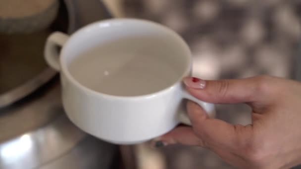Frau gießt Sahnesuppe — Stockvideo