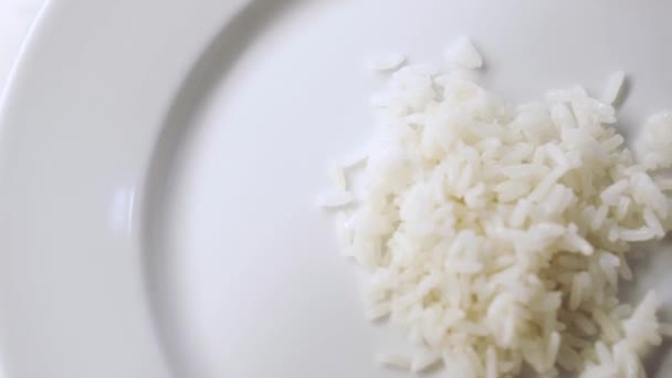 Pedaço de pepino e arroz branco — Vídeo de Stock