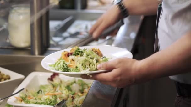 Folk tar mat på buffeen – stockvideo