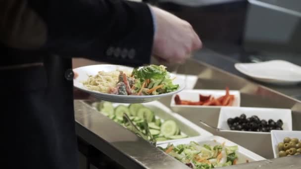 Oamenii iau mâncare la bufet — Videoclip de stoc