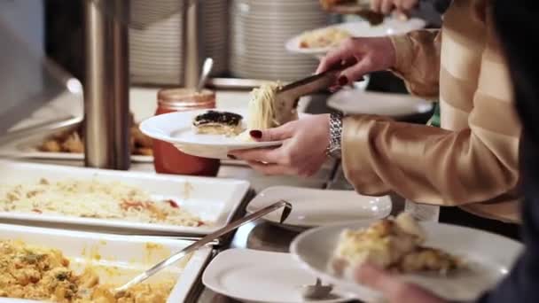 Люди едят в буфете — стоковое видео
