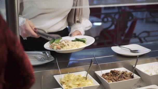 Люди приймають їжу на фуршеті — стокове відео
