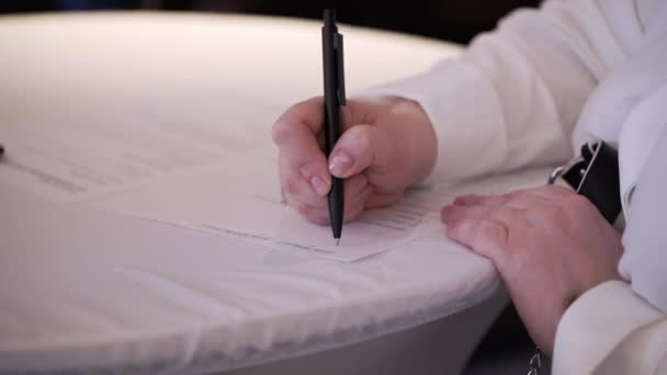 Woman writes notes at conference — Stock Video