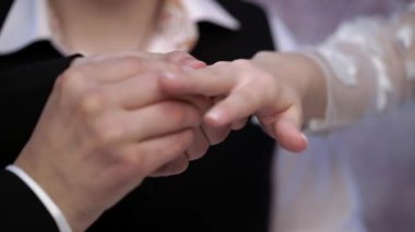 Gelin ve Damat Düğün yüzük koymak