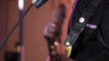 Adam aşamada gitar çalmak