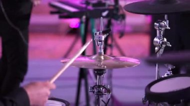 Saint-Petersburg, Rusya-2 Haziran 2018: adam davul çalma