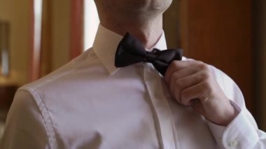 Genç adam papyon koymak