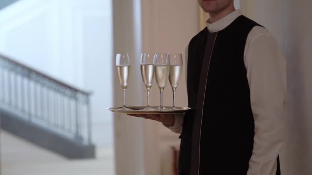 Placa de sujeción de camarero con copas de champán — Vídeos de Stock