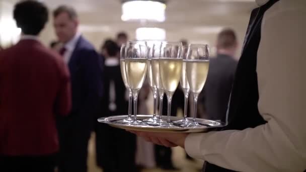 Tabak bardak şampanya ile tutarak garson — Stok video