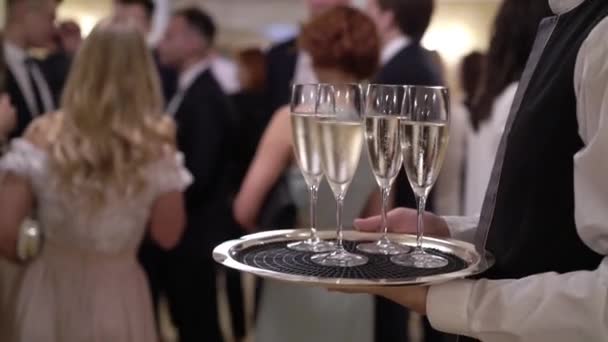 Piatto di attesa del cameriere con bicchieri di champagne — Video Stock