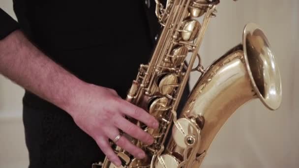 Saxofonista tocando música en el evento — Vídeo de stock