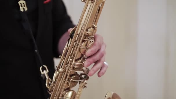 Saxofonista, hraje hudbu na akci — Stock video