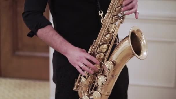 Saxofonista, hraje hudbu na akci — Stock video