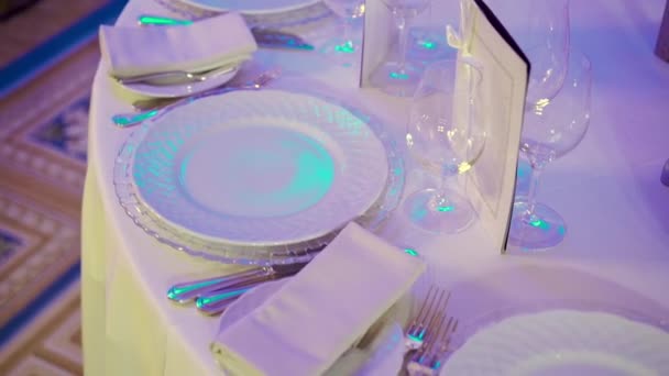 Тарелки и стаканы в ресторане — стоковое видео