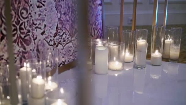 Kaarsen Decoratie Huwelijksceremonie Binnenshuis — Stockvideo