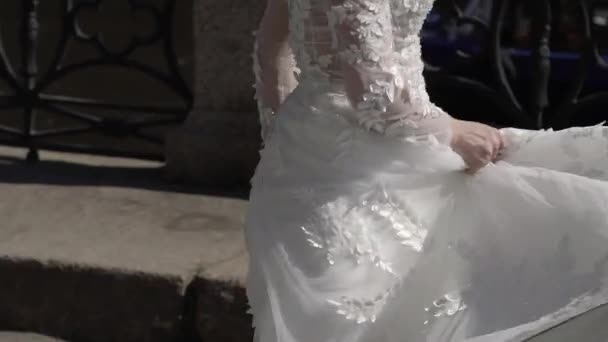 Sposa girando in una città e agitando vestito — Video Stock