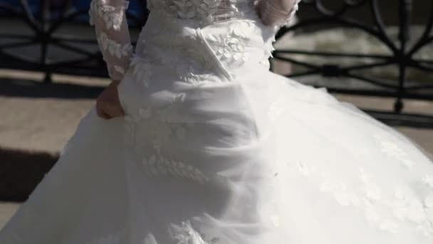 Braut kreist in Stadt und schwenkt Kleid — Stockvideo