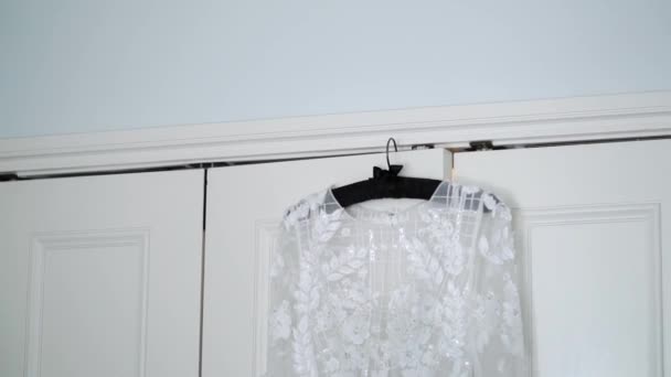 Wanita muda mengambil gaun pengantin — Stok Video