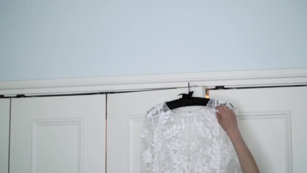 Jovem mulher leva vestido de noiva — Vídeo de Stock