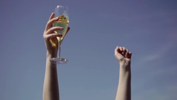 Ung blond kvinne med glass champagne. – stockvideo