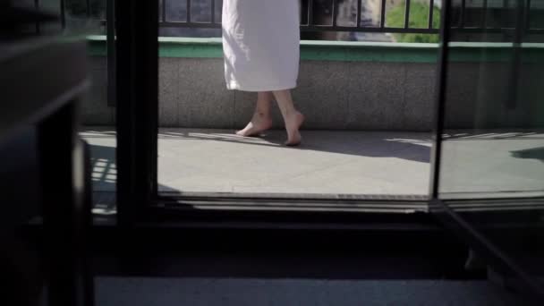 Jovem mulher loira na varanda — Vídeo de Stock