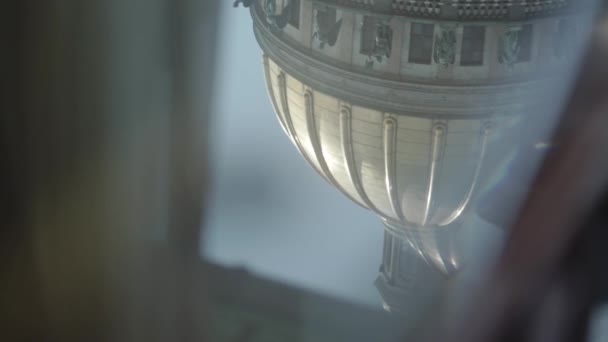 Anneaux de mariage à table en verre 
