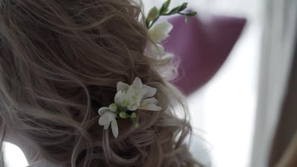 Перукарня з квітами блондинка волохата — стокове відео