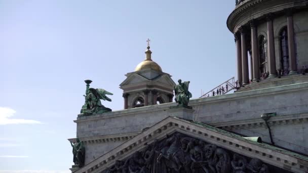 Isaacs Cathedral in Saint-Petersburg and womans shoes — Stock Video