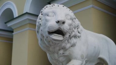 Beyaz taş heykel aslan