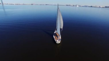 Bir denizde Yelkenli Yat