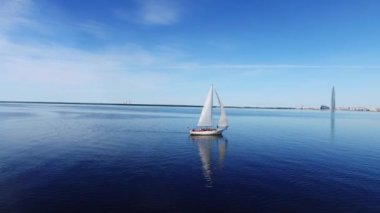 Saint-Petersburg, Rusya-28 Mayıs 2018: Yelkenli Yat bir denizde