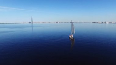 Bir denizde Yelkenli Yat