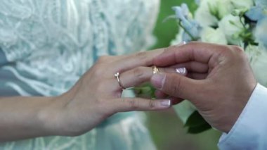 Gelin ve Damat Düğün yüzük koymak